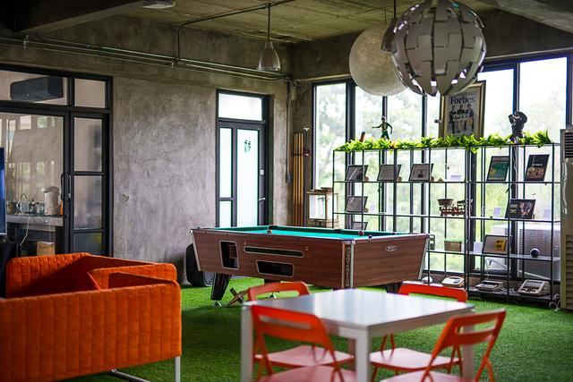 พื้นที่ให้เช่าพร้อมหญ้าเทียม โต๊ะพลู ร้านกาแฟ ร้านเบียร์