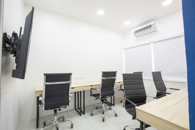 Meeting Room (4 - 5 คน)