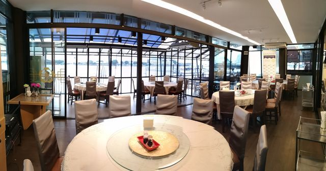 Riverside Glass House (ห้องกระจก ริมแม่น้ำ)