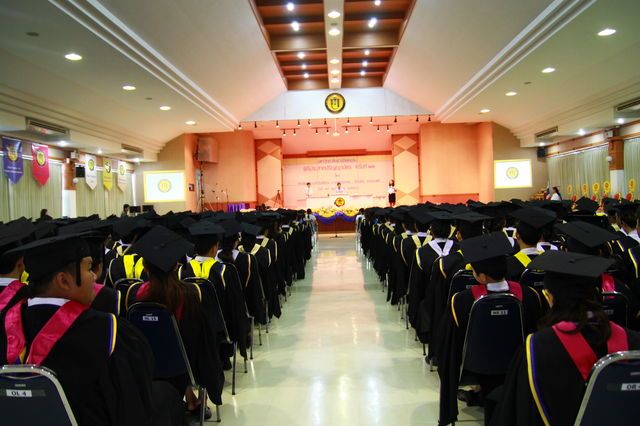 หอประชุมใหญ่ ม.ฟาร์อีสเทอร์น 700 ที่นั่ง