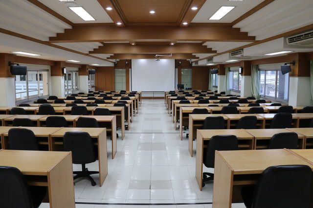 ห้องประชุมสโลป ม.ฟาร์อีสเทอร์น ขนาด 120 ที่นั่ง