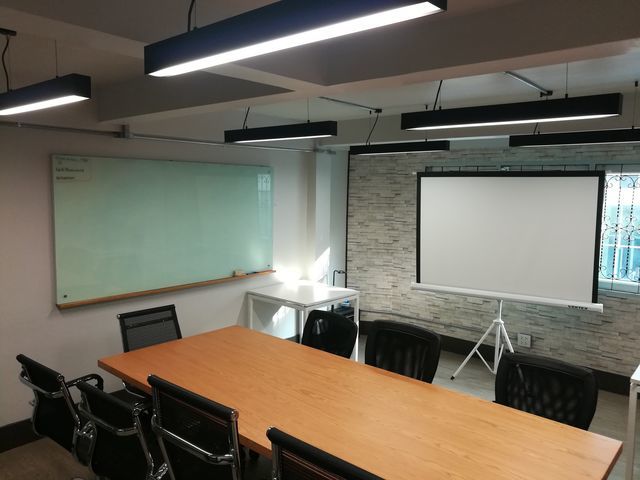 Medium Meeting Room (up to 7 ppl)