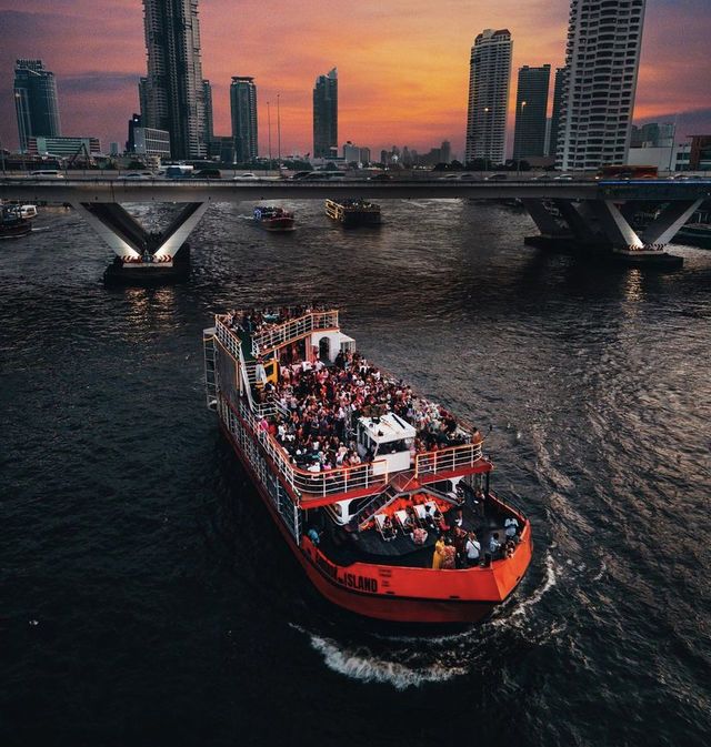 Boat venue : Docked or cruising